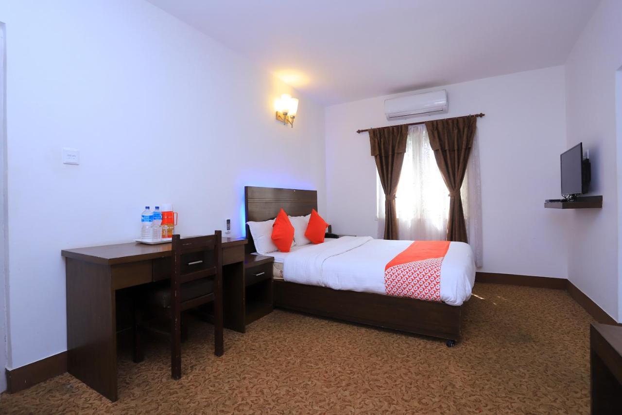 Oyo 591 Hotel Blue Moon Dharampur Esterno foto